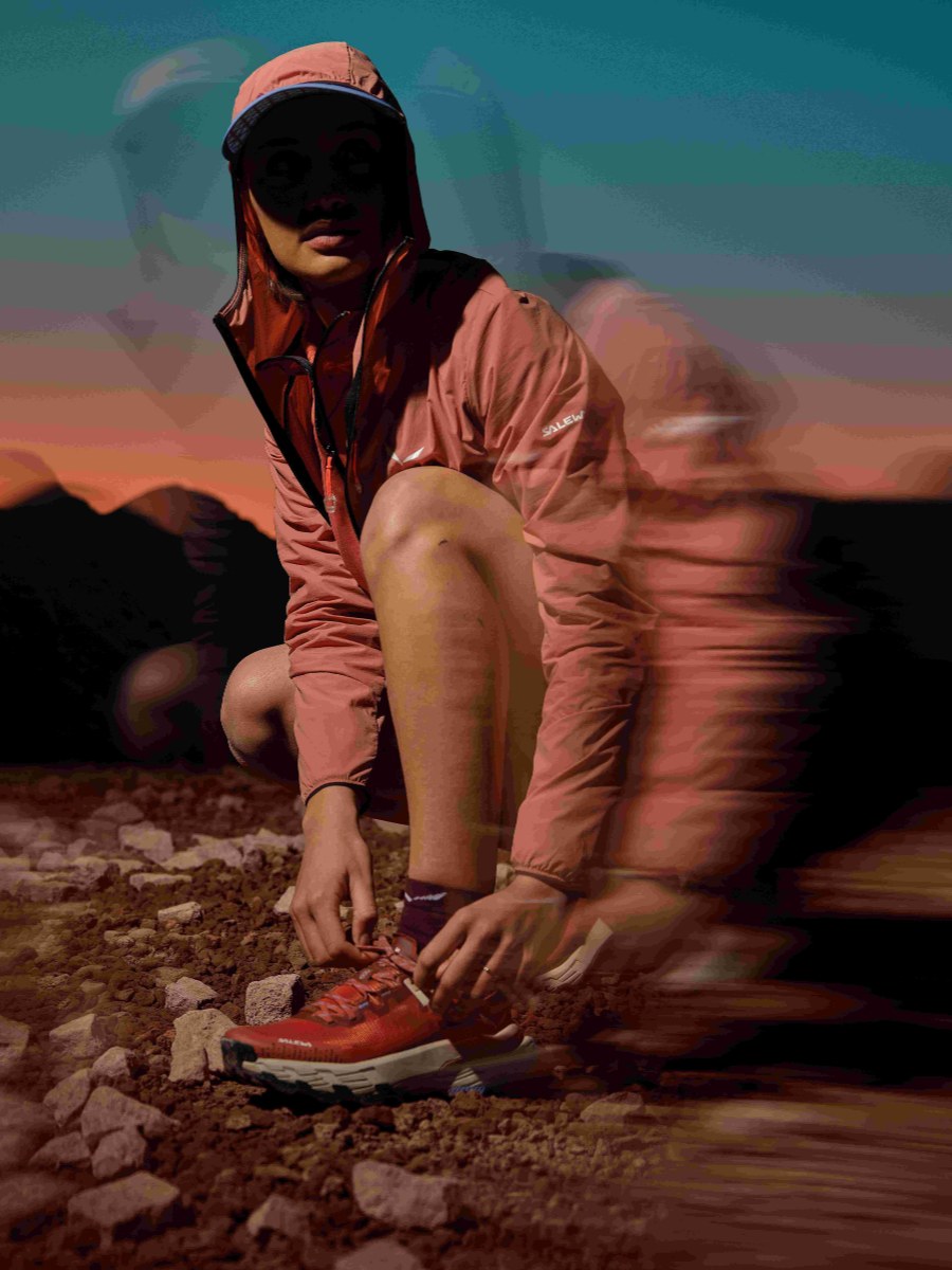 Salewa Wanderschuhe und Outdoor-Bekleidung für Damen auf felsigem Trail