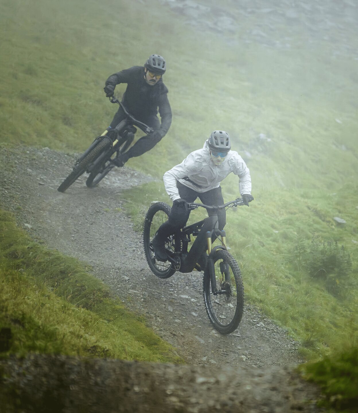 E-Fully Mountainbike auf einem Trail im Wald