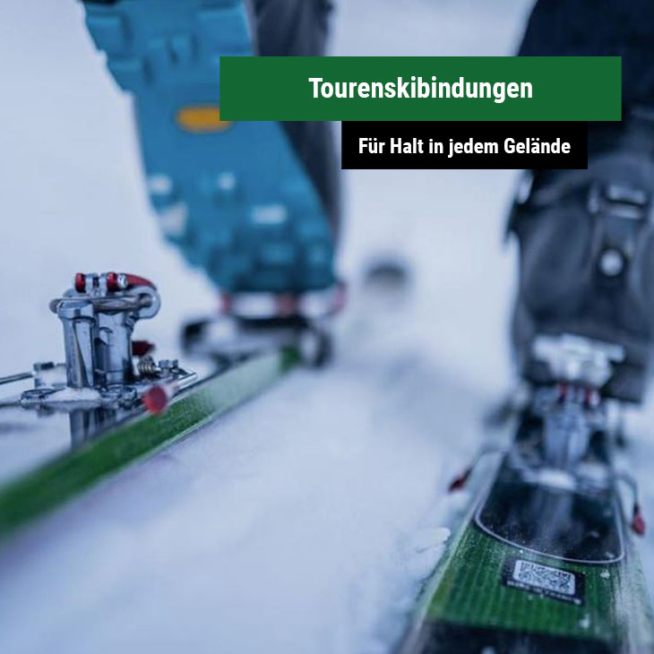 Ist wird eine Skibindung gezeigt, im Hintergrund ist Schnee zu sehen und oben links steht noch ein Grün-Schwarzer Text.