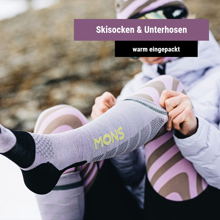 Frau die sich einen Socken von der Marke Mons Royale anzieht 