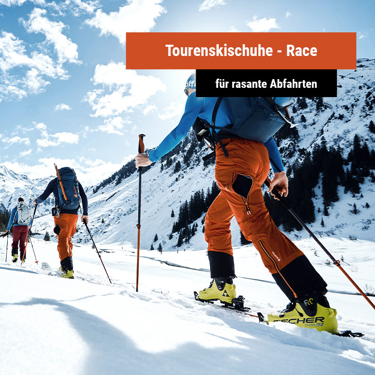 Es werden drei Leute gezeigt die was auf einen Berg mit Tourenski / Tourenskischuhe gehen, im Hintergrund befindet sich viel Schnee.
