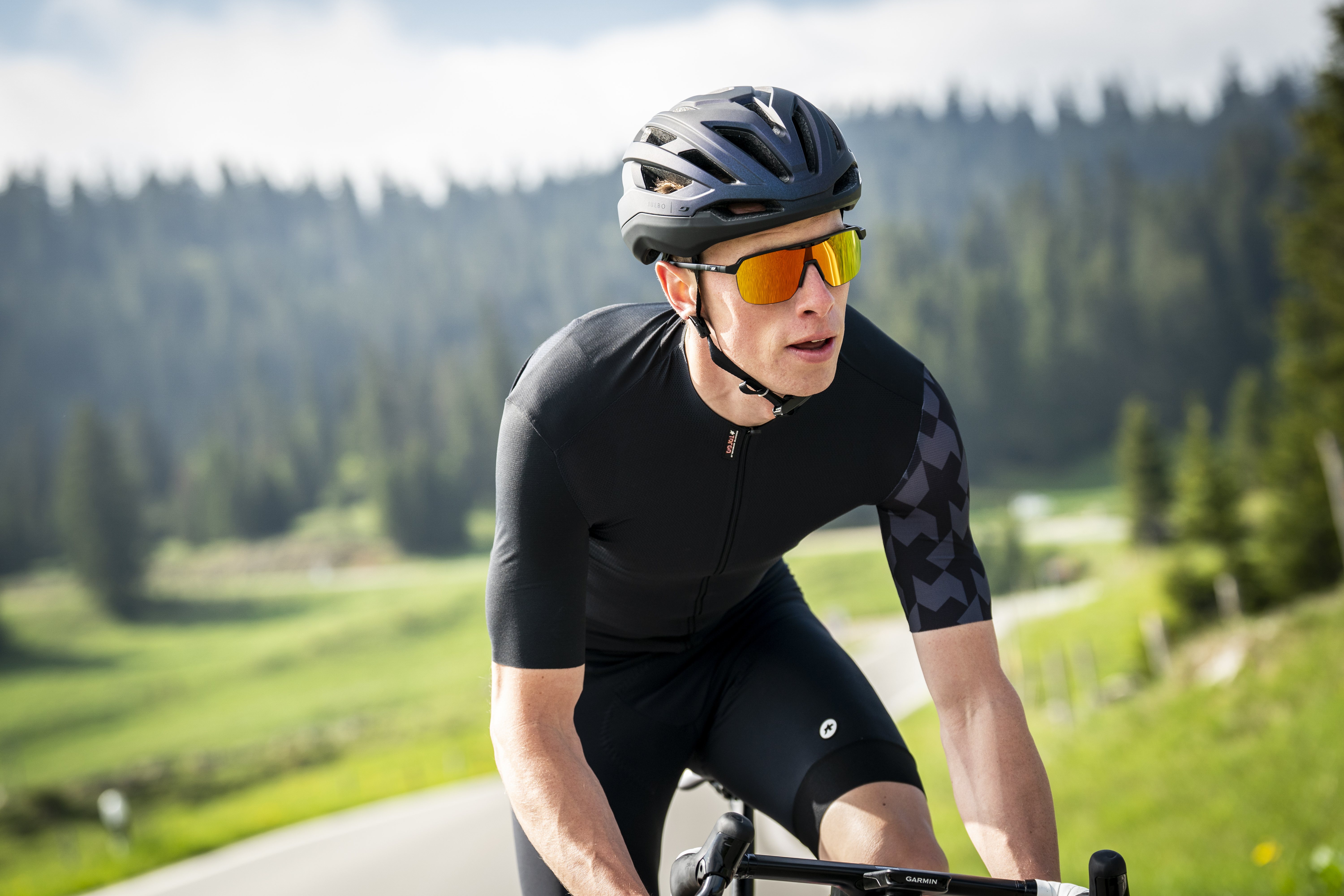 Mann auf einem Fahrrad mit Sonnenbrille