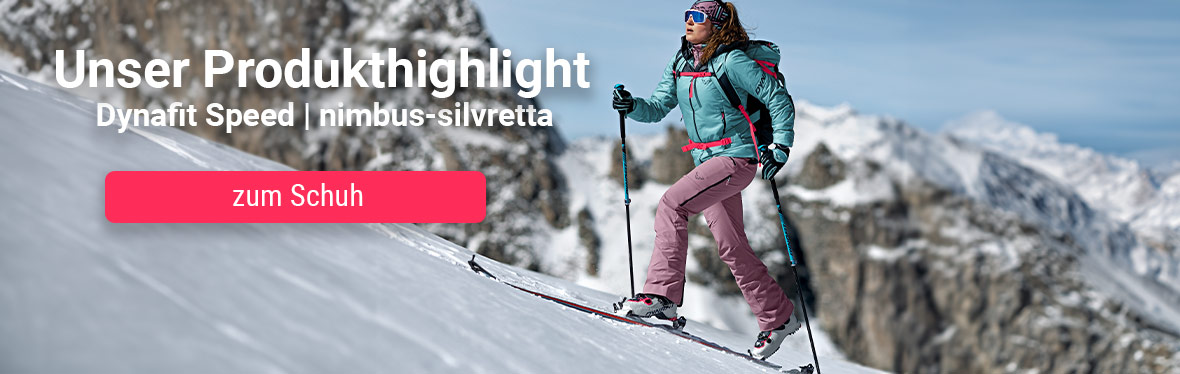 Frau in türkisfarbener Jacke und pinker Skihose mit Tourenski und Stöcken beim Aufstieg auf einer verschneiten Berglandschaft. Text weist auf ein Produkt-Highlight, die Dynafit Speed Skitourenschuhe in der Farbe 'nimbus-silvretta', hin.