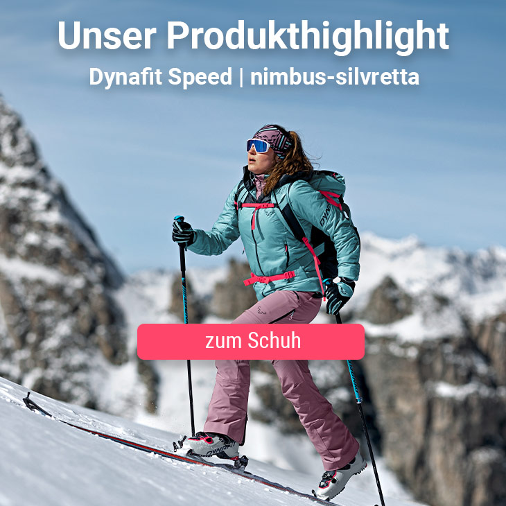 Frau in türkisfarbener Jacke und pinker Skihose mit Tourenski und Stöcken beim Aufstieg auf einer verschneiten Berglandschaft. Text weist auf ein Produkt-Highlight, die Dynafit Speed Skitourenschuhe in der Farbe 'nimbus-silvretta', hin.