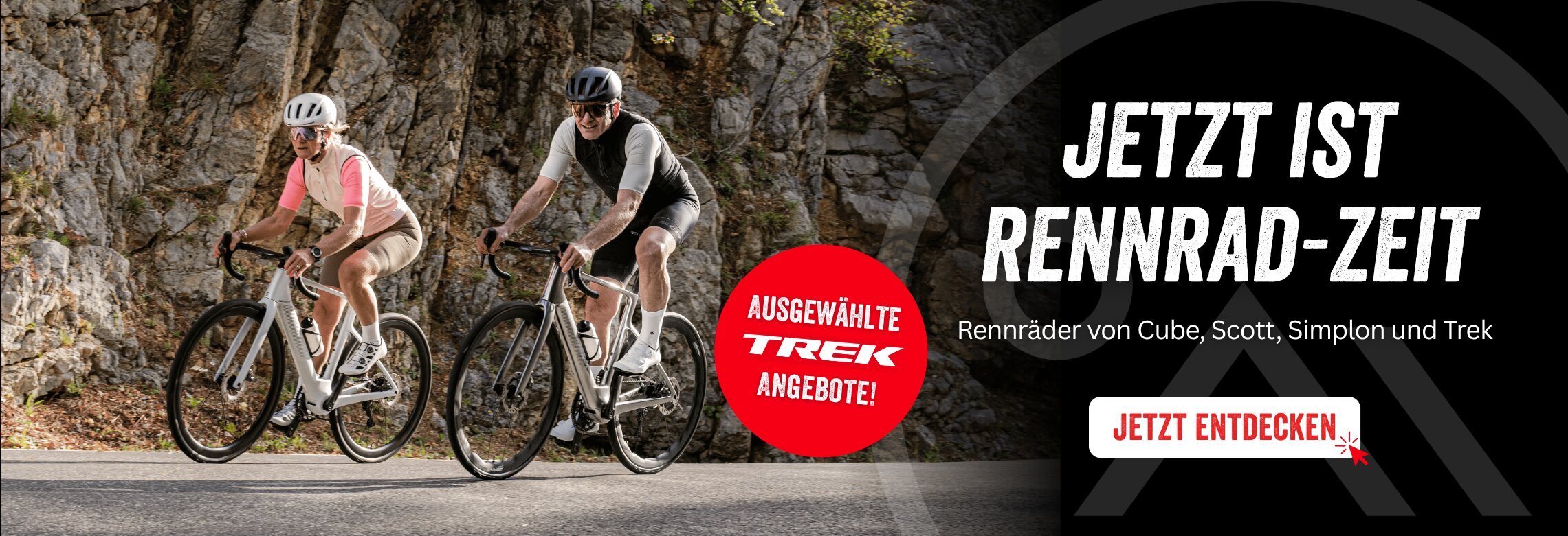 Zwei Rennradfahrer fahren auf einer Straße entlang einer Felswand; Banner mit Hinweis auf Rennräder von Cube, Scott, Simplon und Trek sowie ausgewählte Trek-Angebote.
