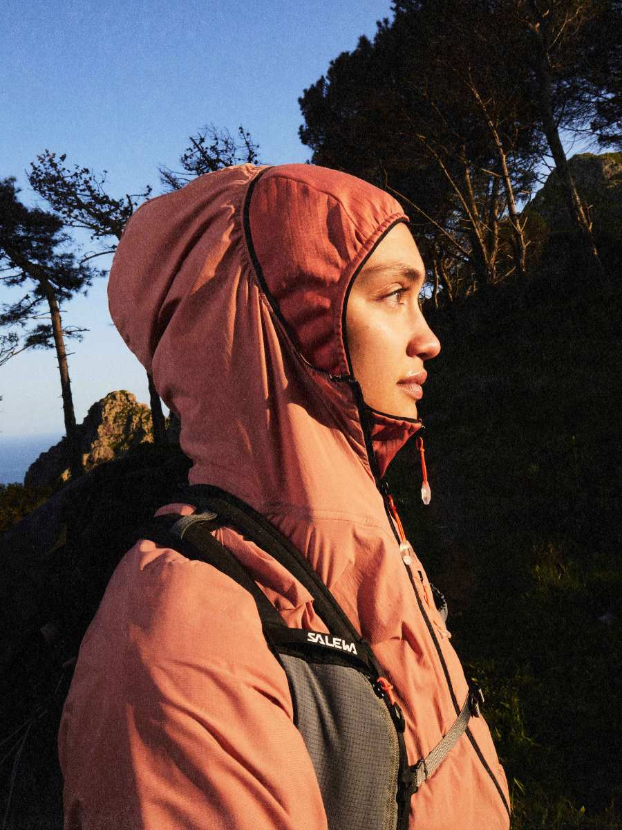 Salewa Speed-Hiking-Bekleidung für Damen mit Rucksack im alpinen Gelände