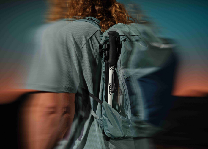 Salewa Wanderrucksack mit befestigten Trekkingstöcken beim Speed Hiking
