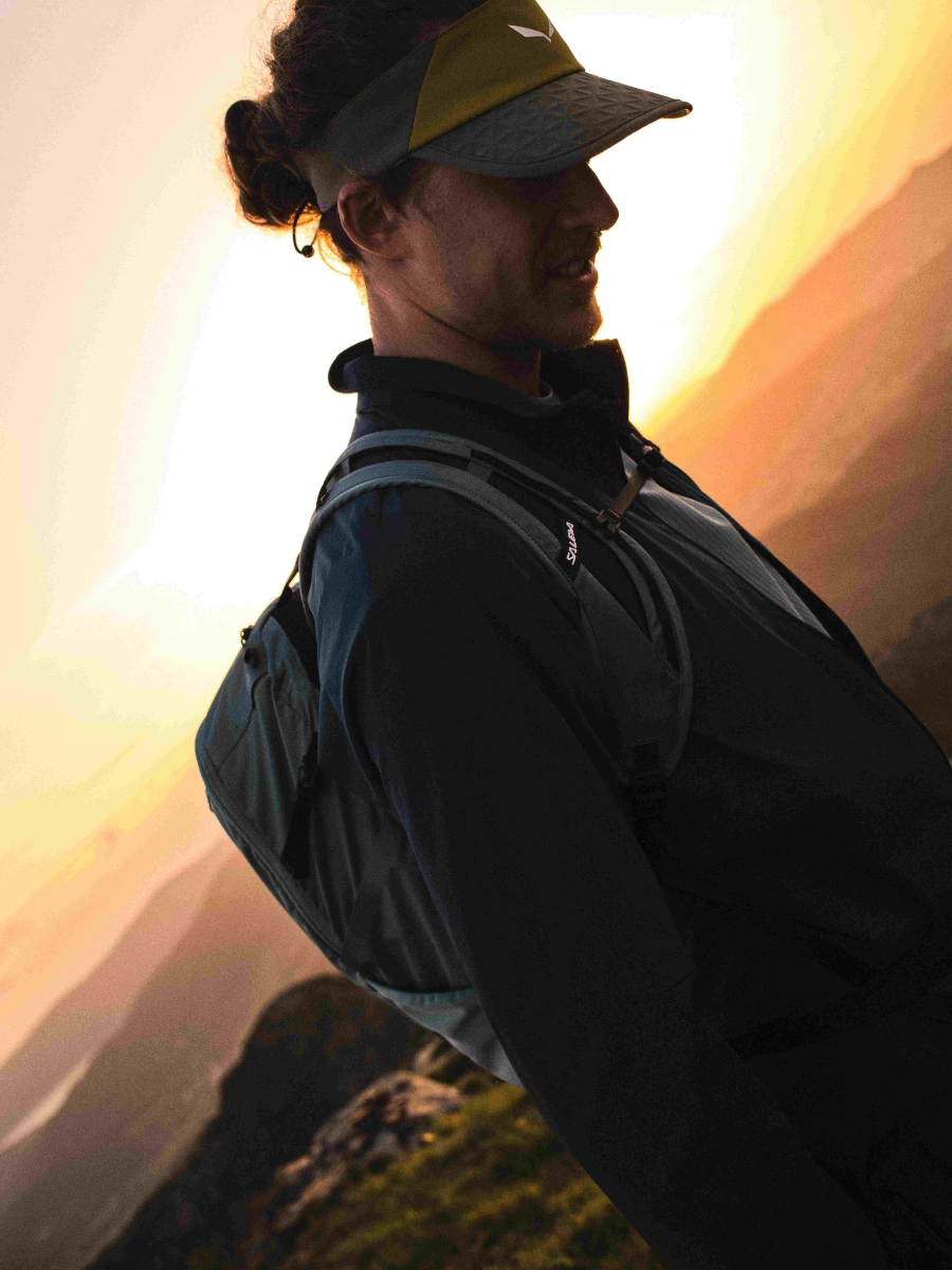 Wanderin mit Salewa Ausrüstung im Abendlicht