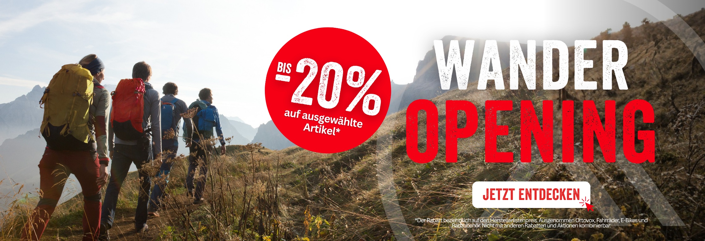 Wanderer mit Rucksäcken auf einem sonnigen Bergpfad; Aktionsgrafik zum Wander Opening mit bis zu 20 % Rabatt auf ausgewählte Artikel.