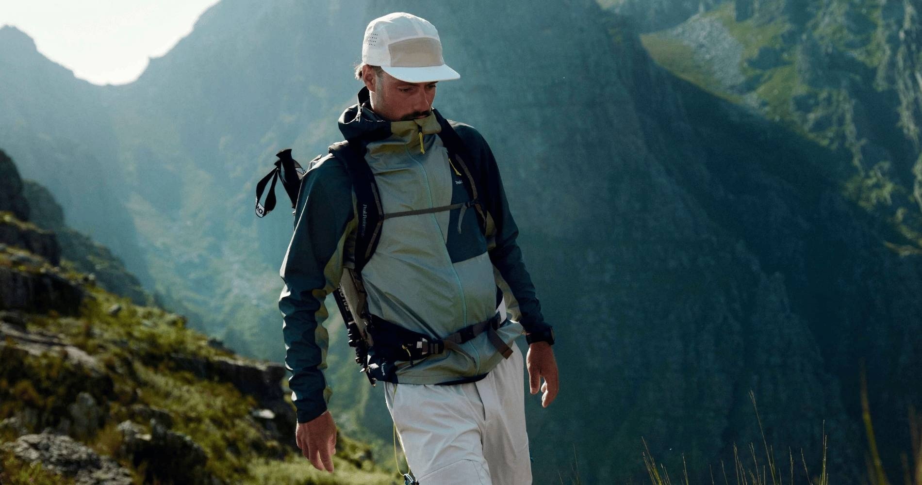 Wanderer mit funktioneller Outdoor-Bekleidung in alpiner Berglandschaft