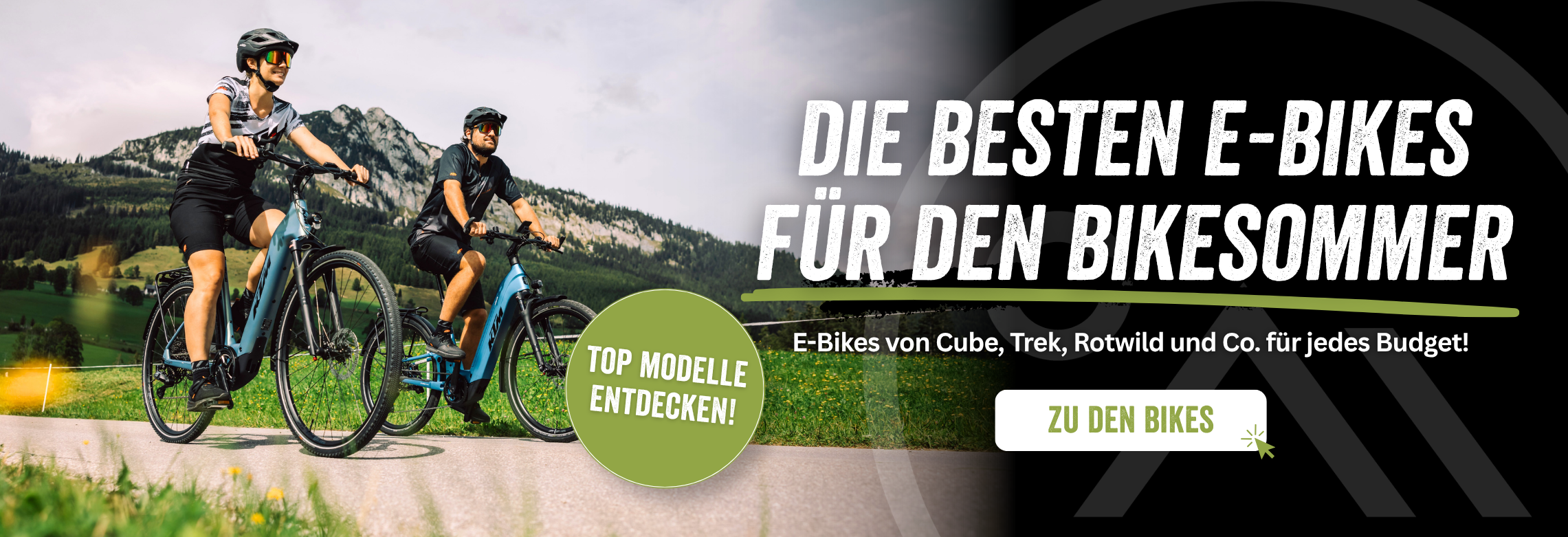 Bergspezl-Bike-Sommer-Angebote. Zu sehen sind zwei Fahrradfahrer mit E-Trekkingbikes. Als Kernaussage stehen die Besten E-Bikes für den Bikesommer der Marken Cube, Trek, Rotwild und Co. für jedes Budget. Es werden in einer grünen Blase die Top Modelle beworben.