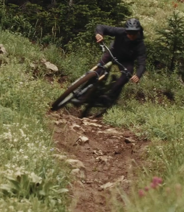 E-Fully Mountainbike auf einem Trail im Wald