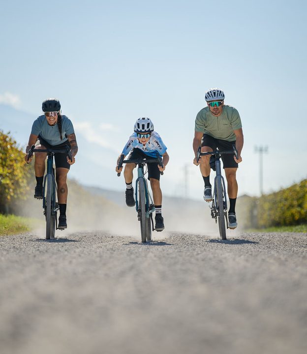 Gravelbiker auf einer Schotterstraße