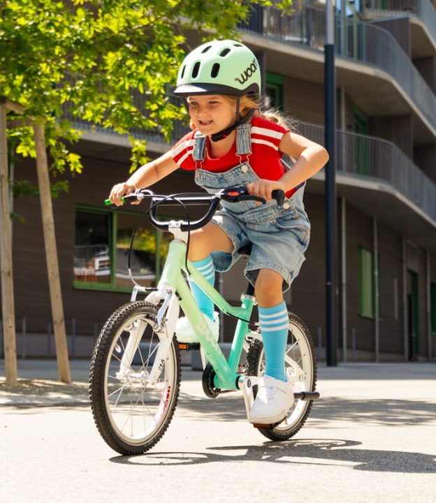 Kind mit Helm auf einem Kinderfahrrad