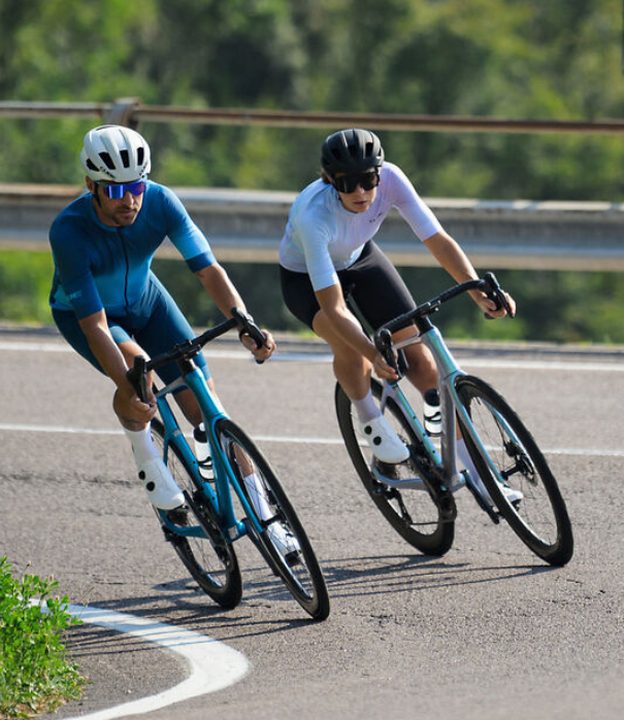 Zwei Rennradfahrer auf der Straße