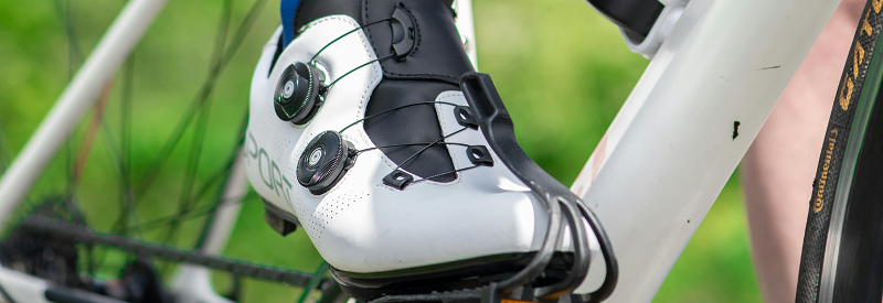 Weiße Fahrradschuhe
