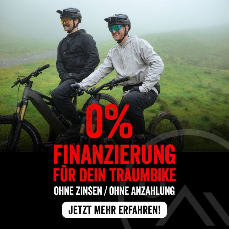 Zwei Mountainbiker auf E-Bikes im Nebel – Werbung für 0 Prozent Finanzierung für dein Traumbike ohne Zinsen und ohne Anzahlung.