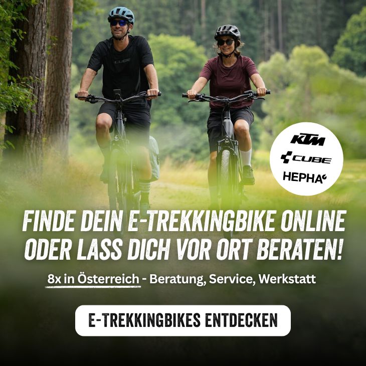 Zwei Personen fahren mit E-Trekkingbikes durch eine Waldlandschaft; Werbebanner für E-Bikes mit Beratung und Marken KTM, Cube und Hepha.