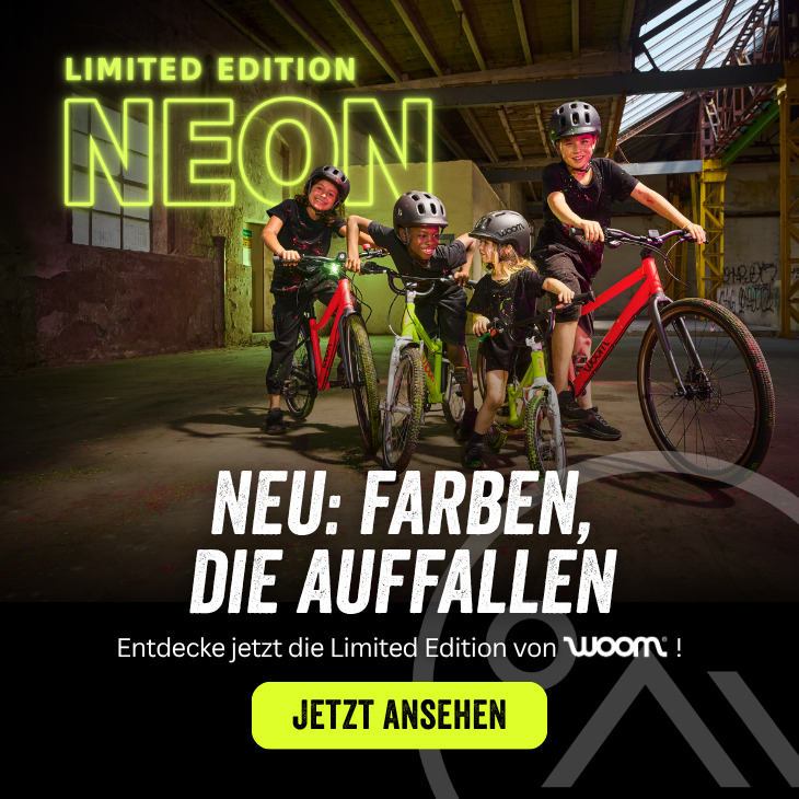 Vier Kinder mit Fahrradhelmen fahren auf bunten woom Fahrrädern in einer urbanen Halle. Im Hintergrund leuchtet der Schriftzug „Limited Edition Neon“, darunter steht „Neu: Farben, die auffallen“ mit Hinweis auf die woom Limited Edition.